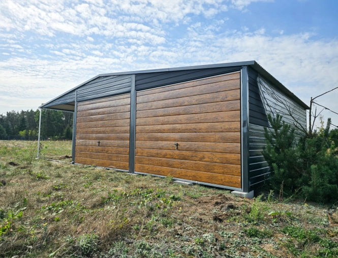garaz-blaszany-z-wiata-9x6m-matowa-czern-dab-rustykalny-furtka-4.jpg