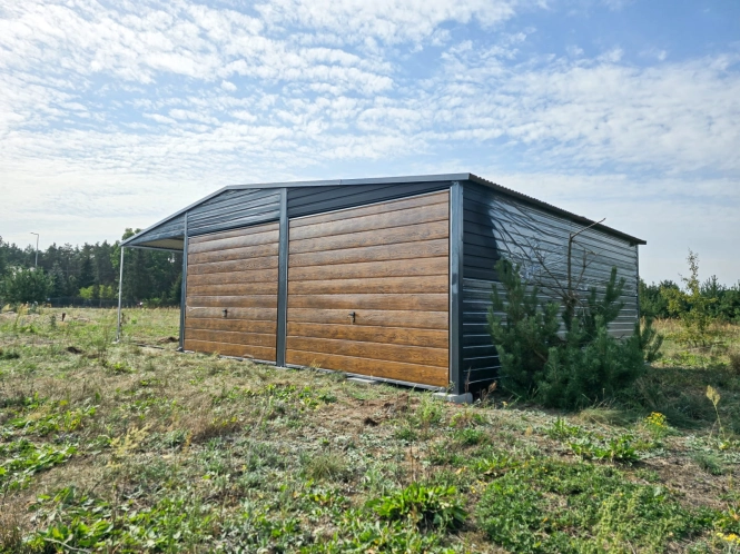 garaz-blaszany-z-wiata-9x6m-matowa-czern-dab-rustykalny-furtka-5.jpg