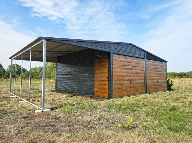 garaz-blaszany-z-wiata-9x6m-matowa-czern-dab-rustykalny-furtka-6.jpg