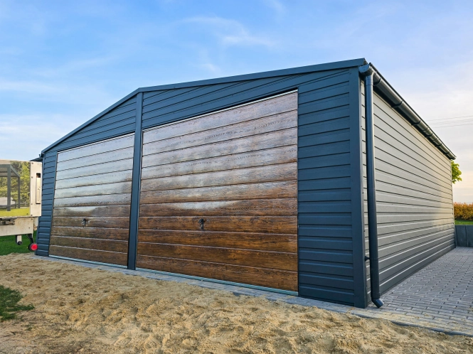 garaz-blaszany-dwuspadowy-7x7m-grafit-dab-furtka-okna-1.jpg
