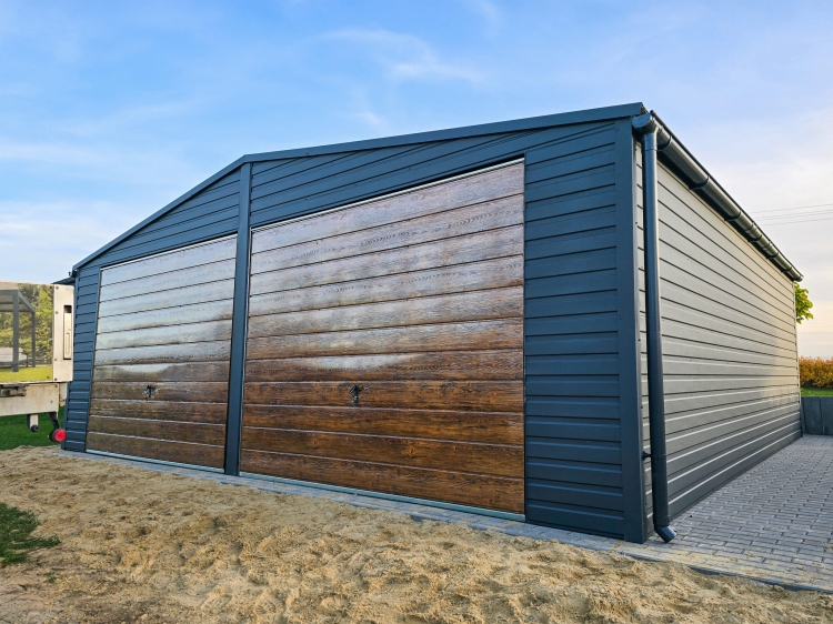 garaz-blaszany-dwuspadowy-7x7m-grafit-dab-furtka-okna-1.jpg