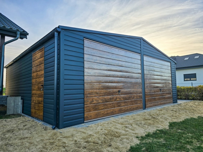 garaz-blaszany-dwuspadowy-7x7m-grafit-dab-furtka-okna-3.jpg
