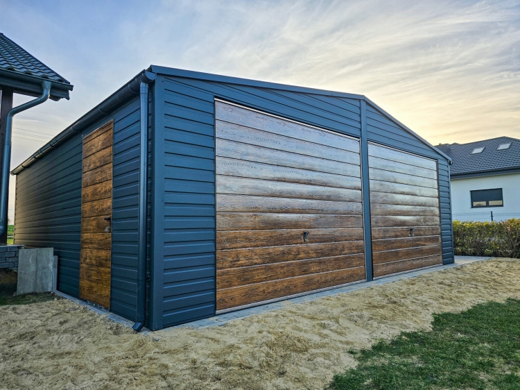 garaz-blaszany-dwuspadowy-7x7m-grafit-dab-furtka-okna-3.jpg