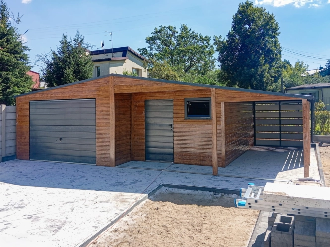 garaz-blaszany-z-wiata-pomieszcz-gosp-9x5,5m-dab-matowy-grafit-1.jpg